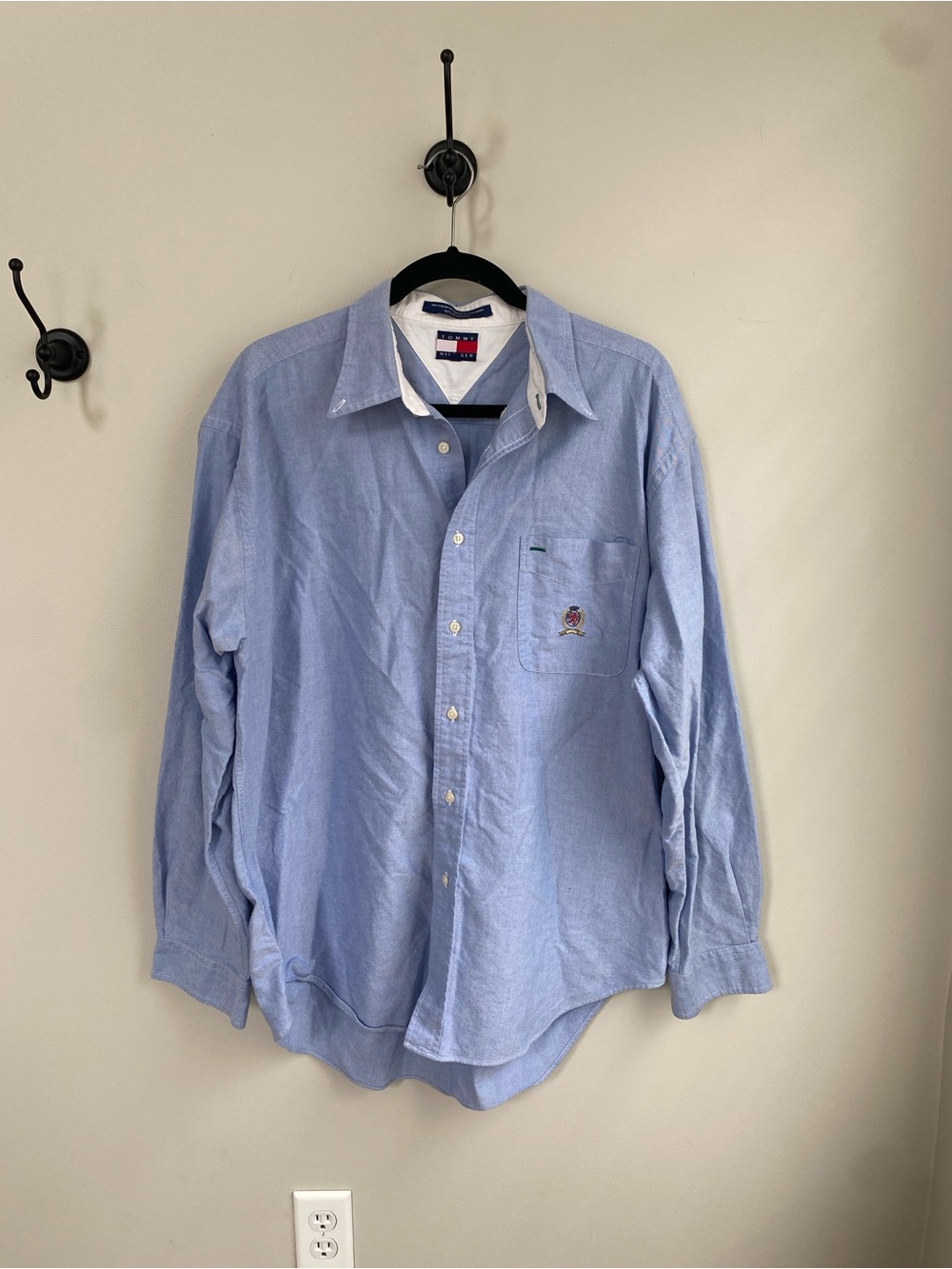 Preppy Tommy Hilfiger Classic Button Down w/Crest Logo